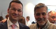 Polityk PIS pozuje do zdjęcia z Georgem Clooneyem. Nie byłoby w tym nic dziwnego, gdyby nie podpis...