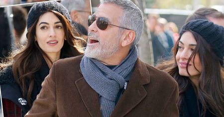 Amal Clooney zrzuciła z siebie zjawiskowe kreacje haute couture i założyła zwykłe dżinsy. Efekt? Ona po prostu ma to coś!