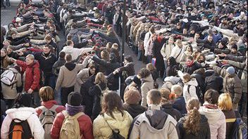 Około 1000 maturzystów tańczyło poloneza na rynku w Opolu