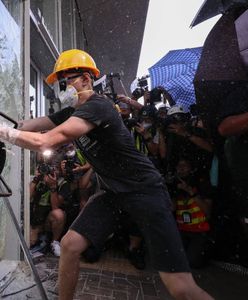 Zamieszki w Hongkongu. Demonstranci szturmują parlament