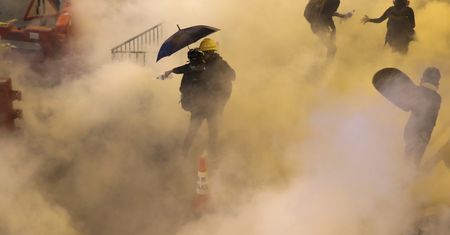 Hongkong. Brutalne starcia z policją, w stronę tłumu poleciał gaz łzawiący