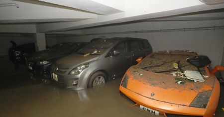 Nie warto zostawiać auta w podziemnym parkingu, gdy nadciąga tajfun. Przekonał się o tym właściciel lamborghini