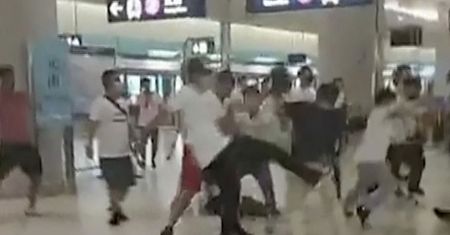 Atak na pasażerów metra w Hongkongu. Wpadli na peron i bili