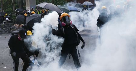 Hongkong. Brutalne starcia w mieście, policja strzela do tłumu