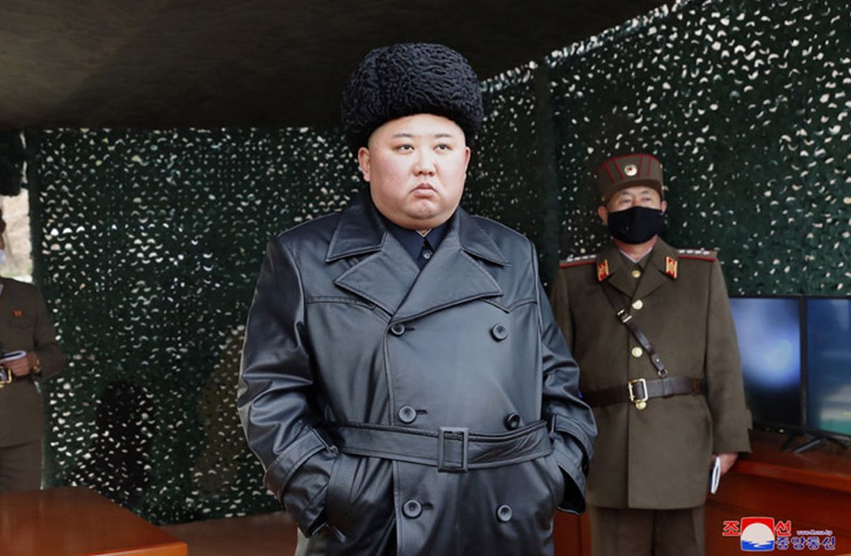 Korea Północna. Kim Dzong Un podczas poniedziałkowych testów rakietowych.