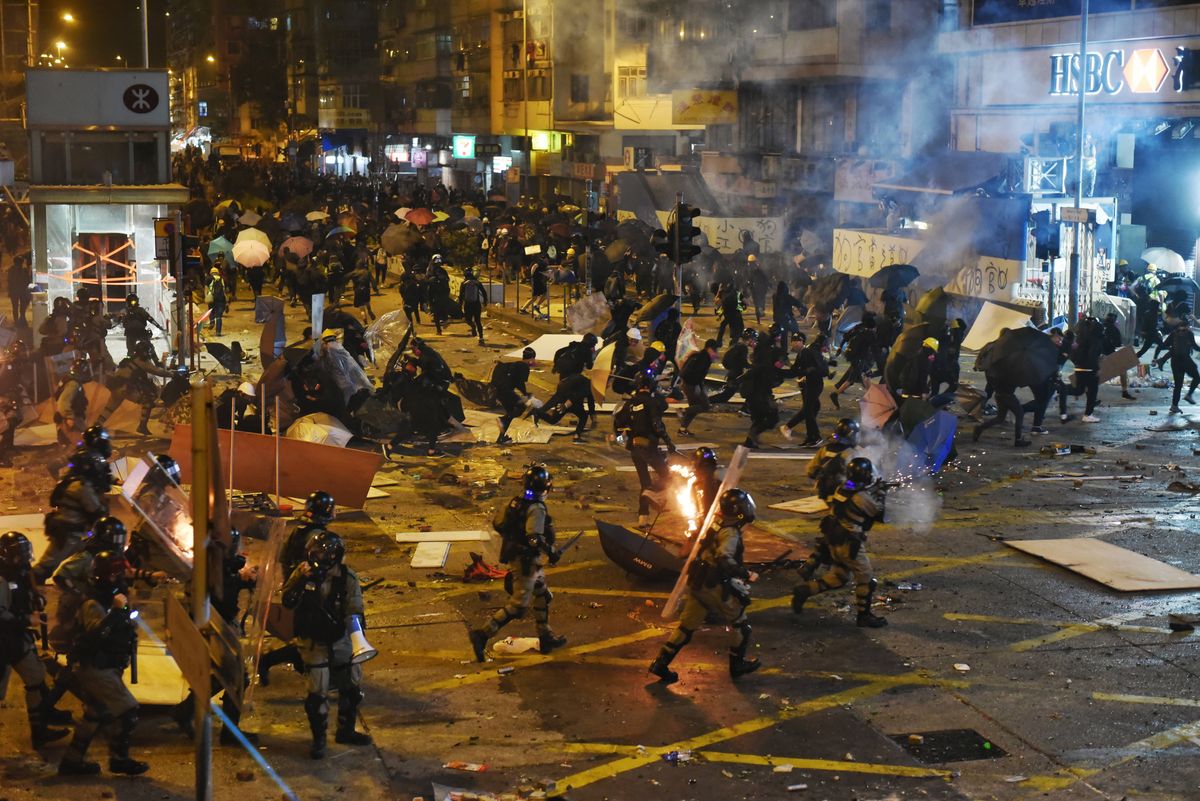 Hongkong. Trwają starcia z policją. Ratownicy zabierają rannych