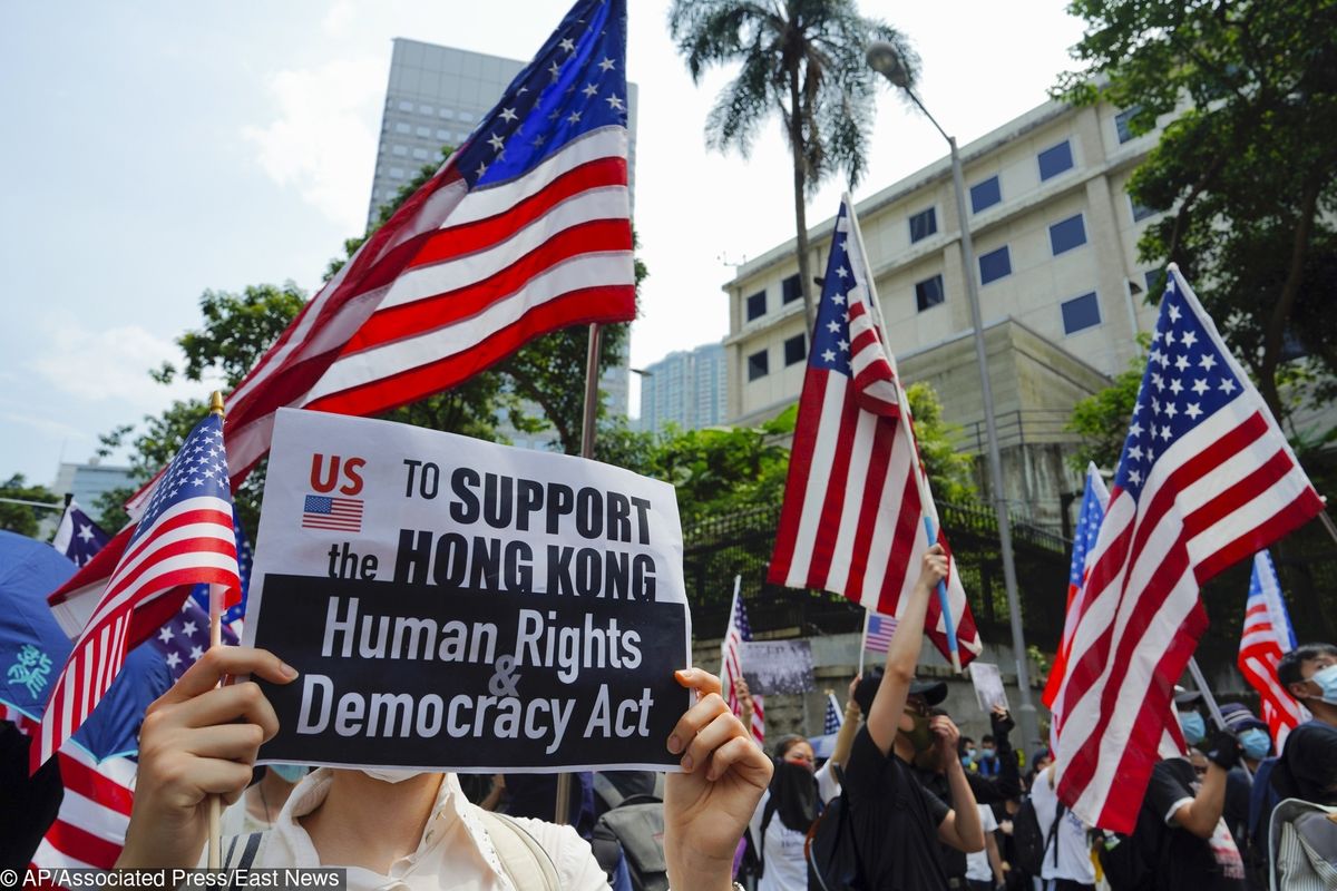 Hongkong. Manifestanci przed konsulatem USA: "Prezydencie Trump, prosimy"