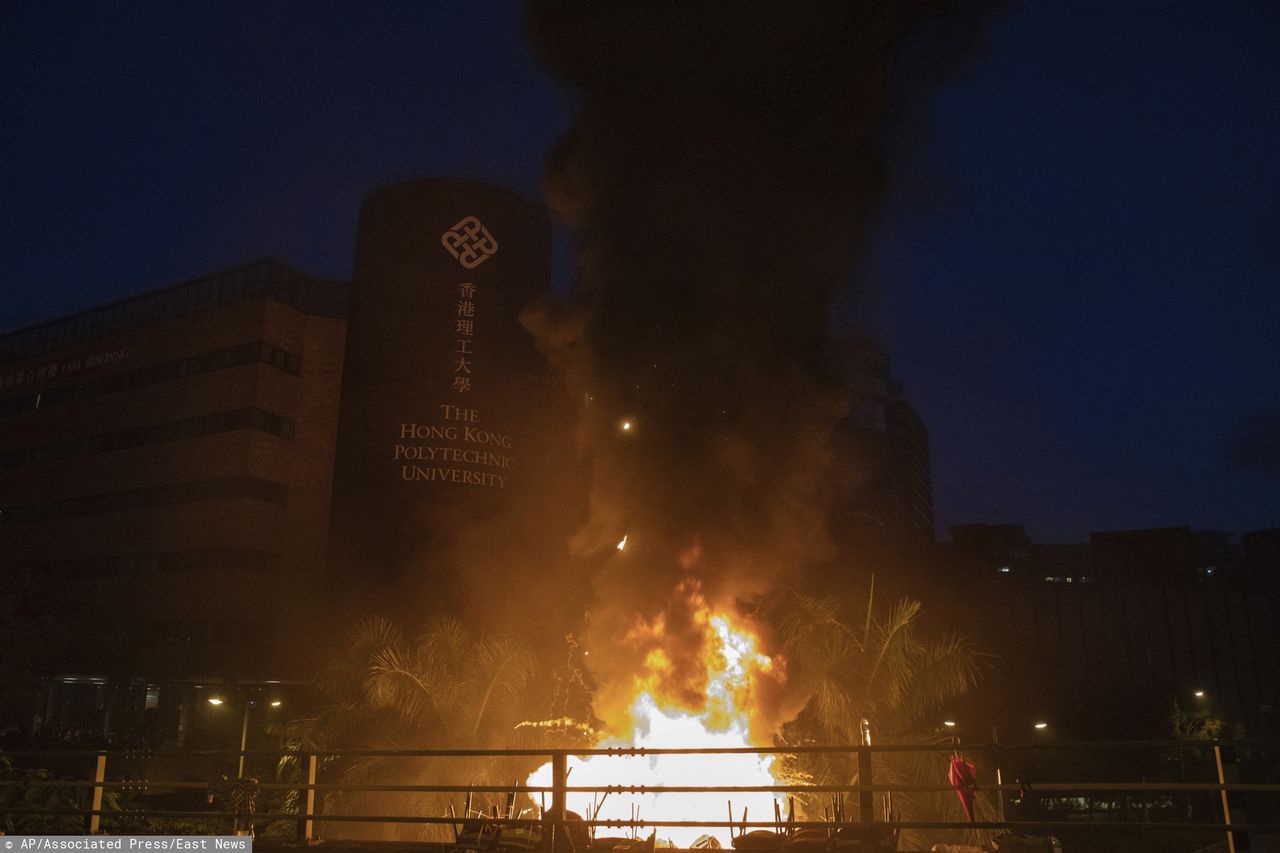 Hongkong. Podczas zamieszek policjant został postrzelony w nogę