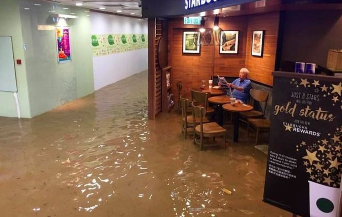 "Wujaszek ze Starbucksa" nie przejął się powodzią i podbił internet