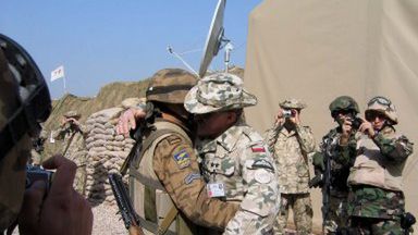 Dowódca wielonarodowej dywizji gen. Mieczysław Bieniek osobiście dziękuje 25 bm. mongolskiemu żołnierzowi