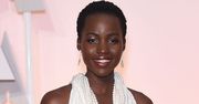 Lupita Nyong'o wybrała suknię o prostym kroju. Tym razem pierwsze skrzypce miały grać perły [zdjęcia]