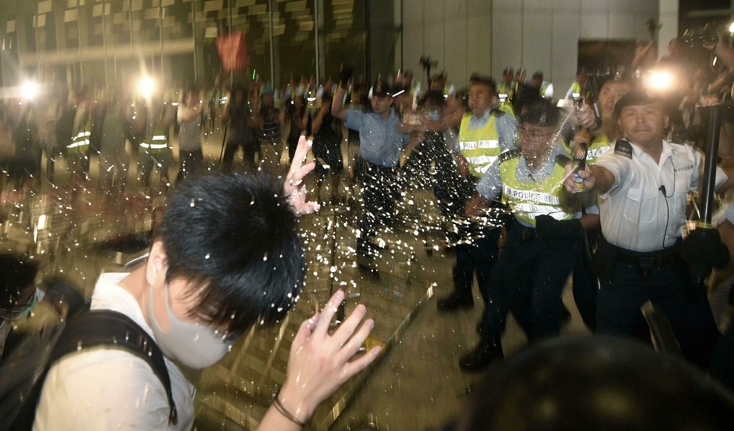 Szturm na budynki rządowe w Hongkongu. Demonstranci starli się z policją