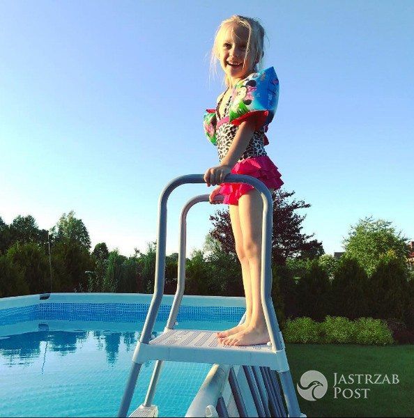 Anna Wyszkoni nad basenem z córką
