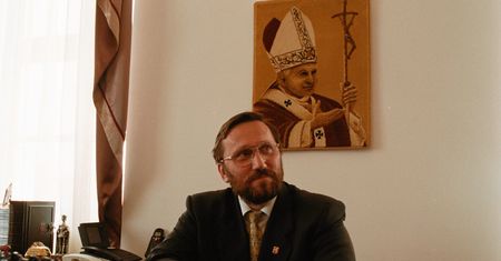 Antoni Macierewicz współpracował z donosicielem SB. Mocne zarzuty w książce Tomasza Piątka