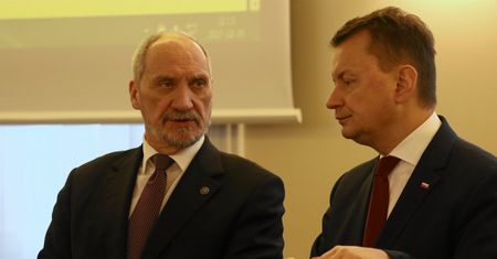 Farsa. Błaszczak przeniósł swoją siedzibę przez Macierewicza. Gabinet ministra stoi pusty.