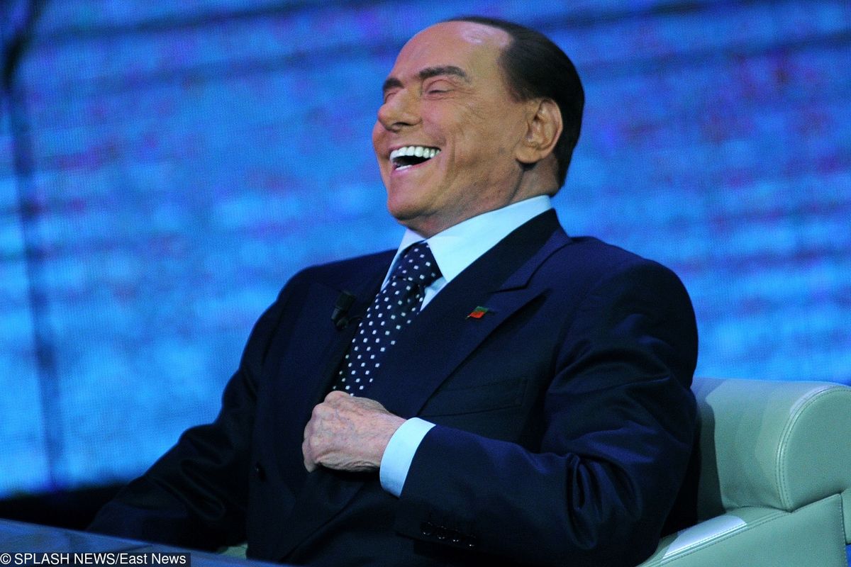 Silvio Berlusconi zaliczył wpadkę. Kamera przyłapała go, jak odczytywał odpowiedzi z kartki