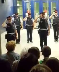 Niesamowity gest Katalończyków. Podziękowali lokalnej policji i strażakom, którzy bronili ich przed Gwardią Cywilną