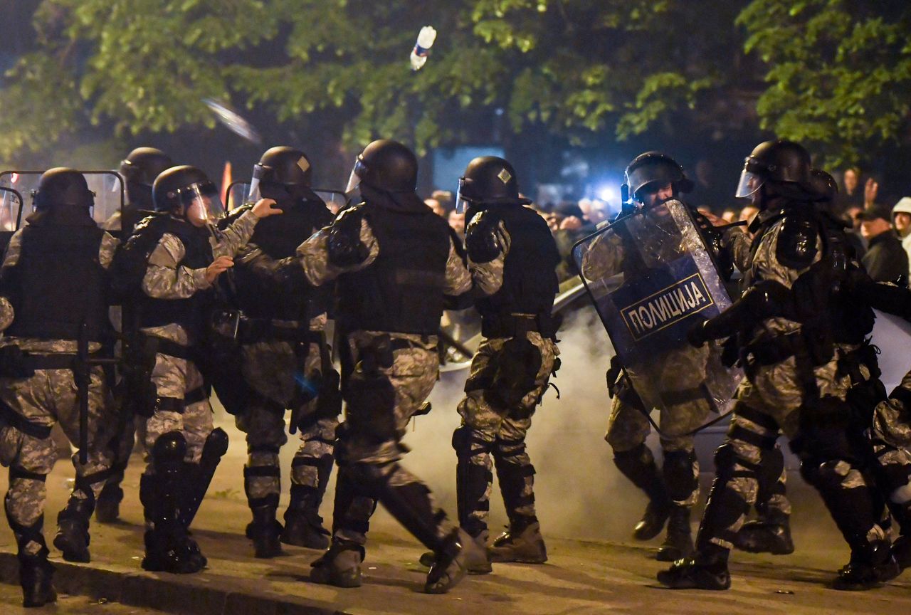 Gorąco przed parlamentem w Skopje. Policja użyła granatów hukowych