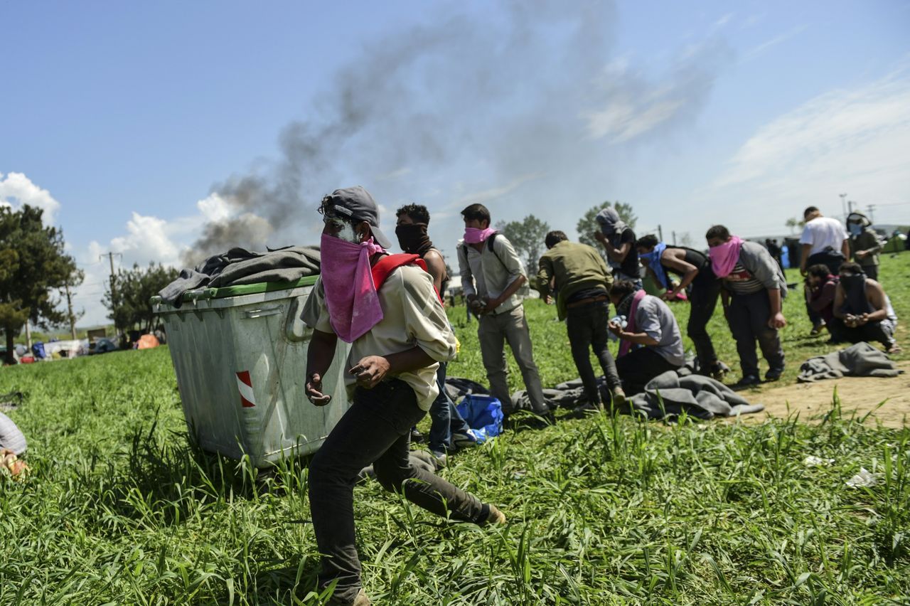 Starcia z uchodźcami. Policjanci użyli gazu łzawiącego
