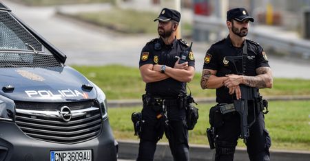Hiszpania chce siłą zapobiec referendum w Katalonii. Policja otacza szkoły