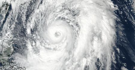 Japonia przygotowuje się na uderzenie tajfunu. Dziesiątki tysięcy ewakuowanych ludzi