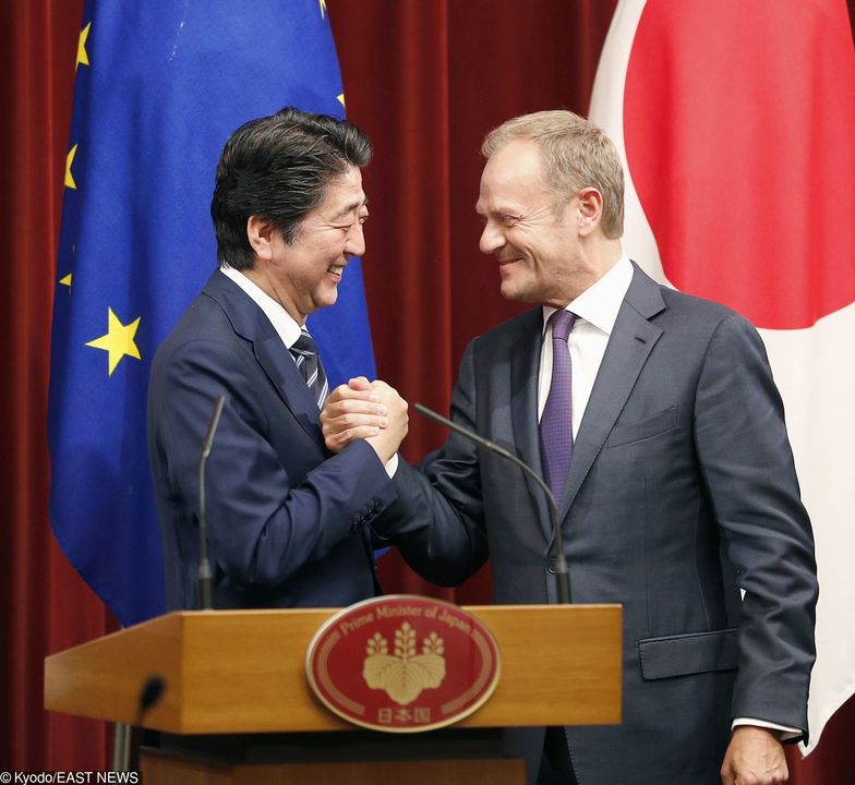 Donald Tusk i premier Japonii Shinzo Abe po podpisaniu umowy o wolnym handlu w 2017 r. 
