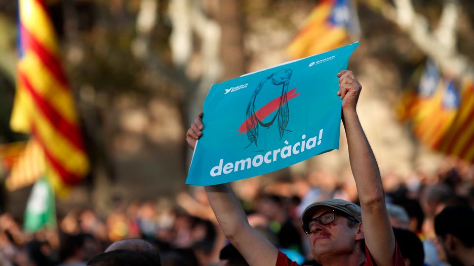 Kiedy szef katalońskiego rządu przemawiał w parlamencie wokół gmachu demonstrowały tysiące Katalończyków.