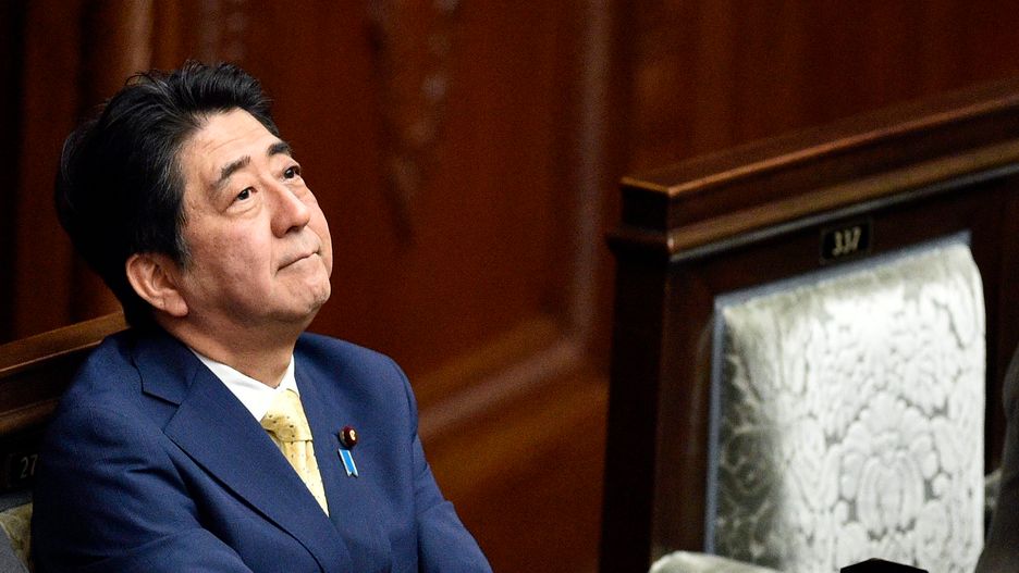 Kontrowersyjna decyzja premiera Shinzo Abe