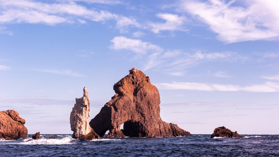Archipelag Dokdo tworzy grupa kilkudziesięciu wysepek, które znane są też jako "samotne" albo "bambusowe"
