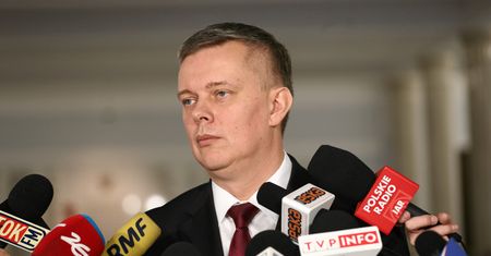 Internauci oburzeni tym, co zrobili dziennikarze "Wiadomości". Tak podpisali Siemoniaka