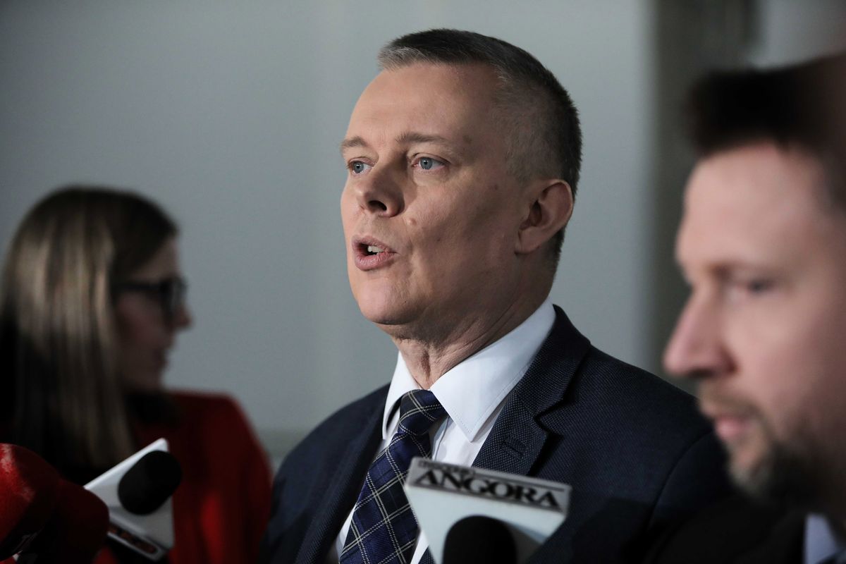 "Tłit". Tomasz Siemoniak o sondażu dla WP z Andrzejem Dudą i Szymonem Hołownią. Skomentował też propozycję PiS ws. Mariana Banasia