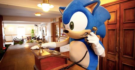 Sonic ma własny pokój hotelowy i rollercoaster
