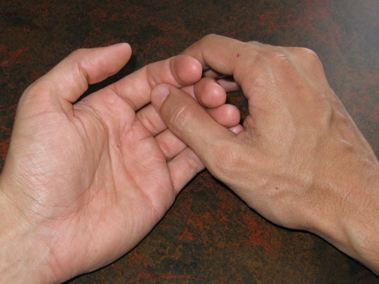 Zima niszczy dłonie. Znasz domowe metody pielęgnacji?