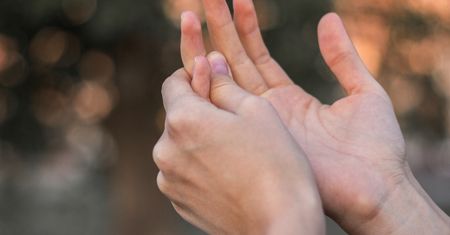 Suche dłonie. Poznaj domowe sposoby na regenerację wysuszonej skóry