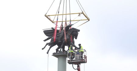 Odwracają pomnik Tysiąclecia Jazdy Polskiej. "Bo widać końskie zady"