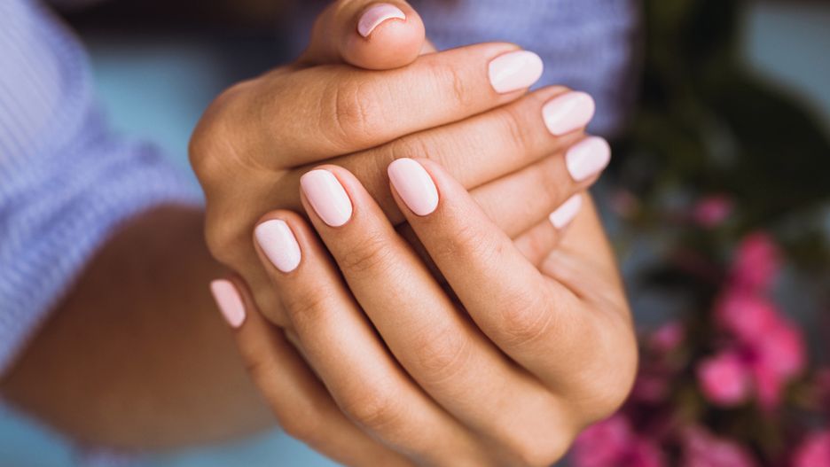 Manicure hybrydowy jest coraz popularniejszy.