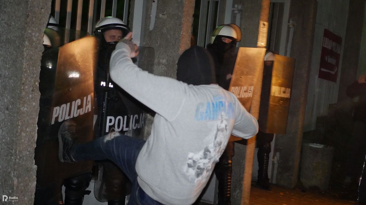 Konin. Protesty przed komendą policji po śmierci postrzelonego 21-latka. "Wyciągnijcie broń i nas zastrzelcie"