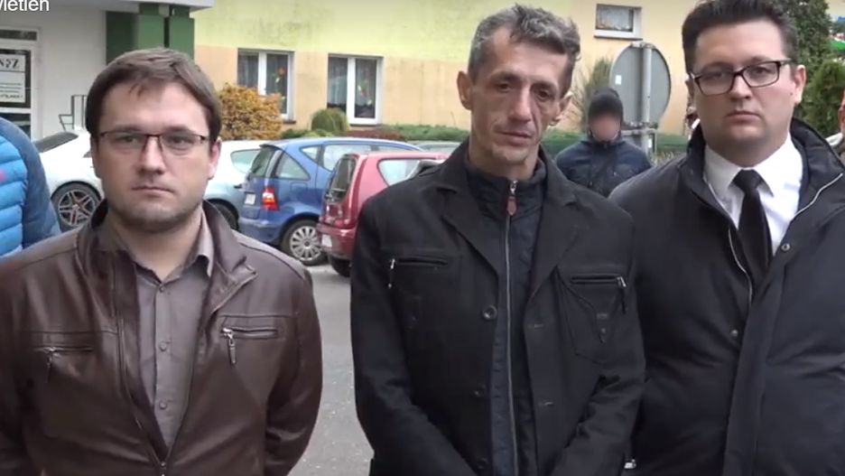 Konin. Artur C., ojciec zastrzelonego Adama (w środku)