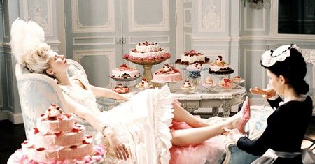 Fryzury "pouf". Co można było znaleźć we włosach eleganckiej damy dworu?
