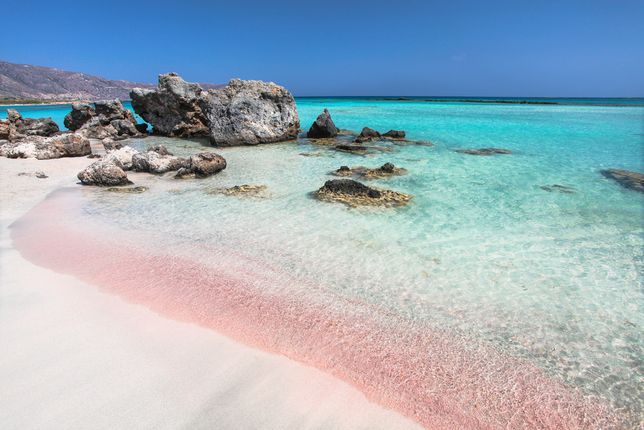 Plaża w Elafonisi z charakterystycznym różowym piaskiem 