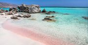 Czarne i różowe plaże w Europie. Dotrzesz na nie w kilka godzin