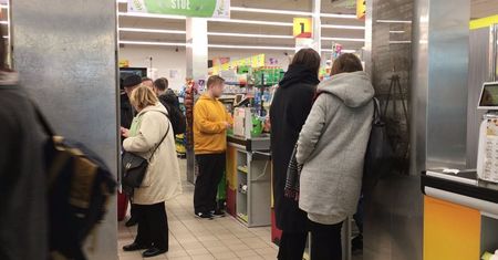 Skandal w popularnym dyskoncie. Ochroniarze zakpili z niepełnosprawnego klienta