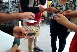 Klienci Biedronki wymieniali się naklejkami z piłkarzami. Nowa akcja sieci handlowej