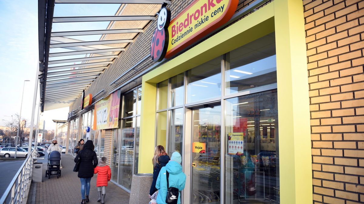 Największa sieć dyskontów w Polsce szykuje poważne zmiany organizacyjne w związku z nowymi przepisami