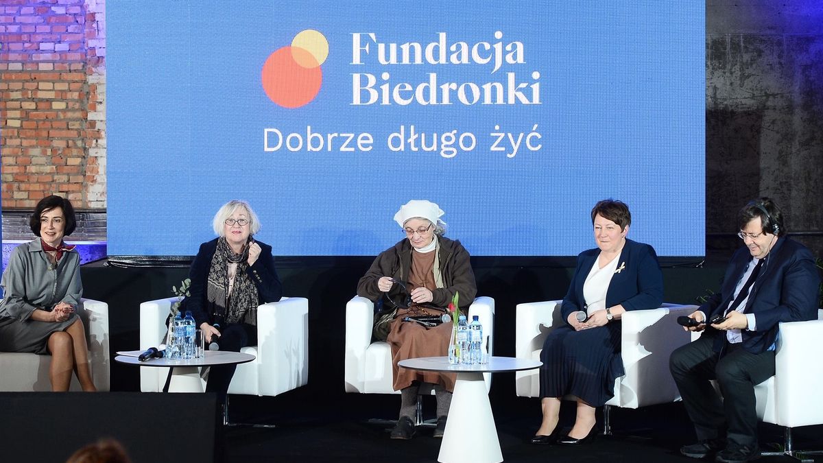 W skład rady Fundacji Biedronka weszli m.in. prof. Anna Giza–Poleszczuk, siostra Małgorzata Chmielewska (2 i 3 od lewej) czy  Pedro Soares dos Santos, prezes Jeronimo Martins (z prawej)