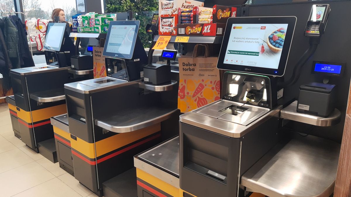 Kasy samoobsługowe w Biedronce.