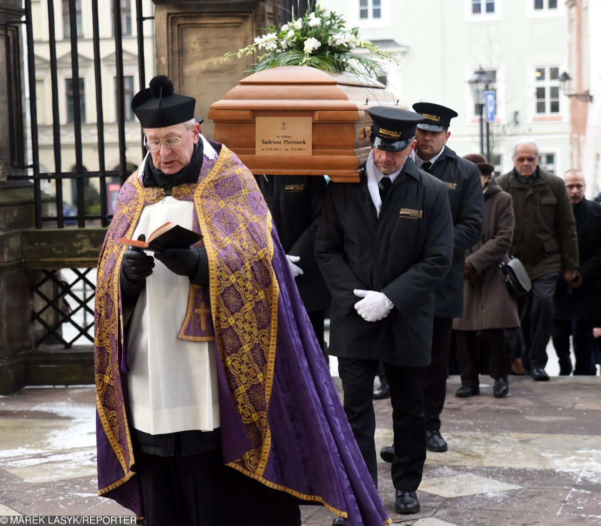 Pogrzeb biskupa Tadeusza Pieronka. Mieszkańcy Krakowa pożegnali duchownego