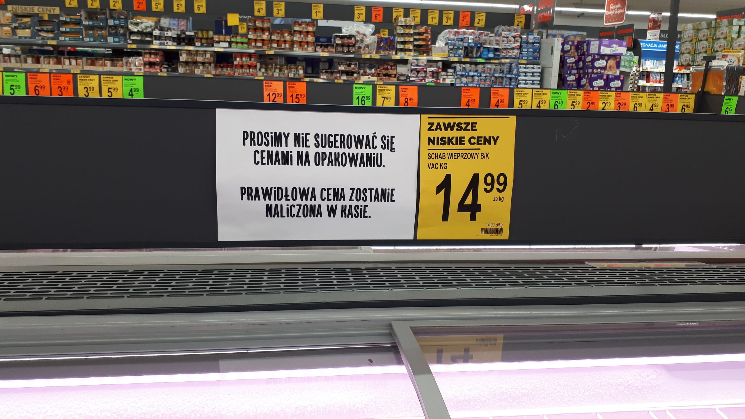 Takie komunikaty rozwieszone zostały w jednym ze sklepów Biedronka na Dolnym Śląsku.