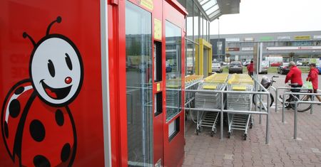Klientce Biedronki drzwi od lodówki spadły na stopę. "Prosiłam, ale obsługa nie wezwała pogotowia. Nikt nigdy mnie nie przeprosił"