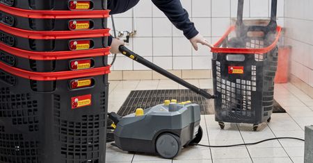 Koronawirus każe zapytać o czystość. Biedronka pokazała, jak myje wózki